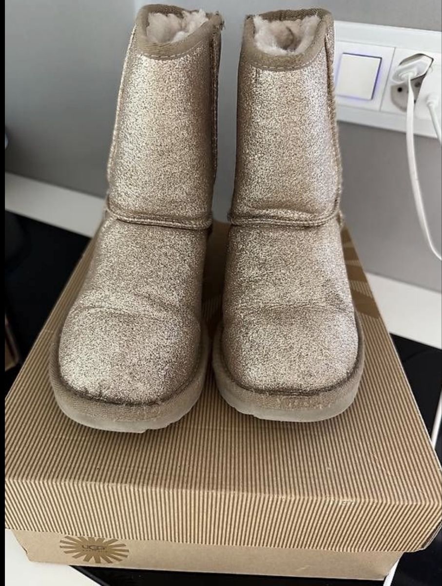 Ugg Chaussures filles: Ugg Gr.35 – D'occasion à bern par Chloe89
