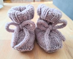 Handgestrickte Babyschuhe, Pastelllila