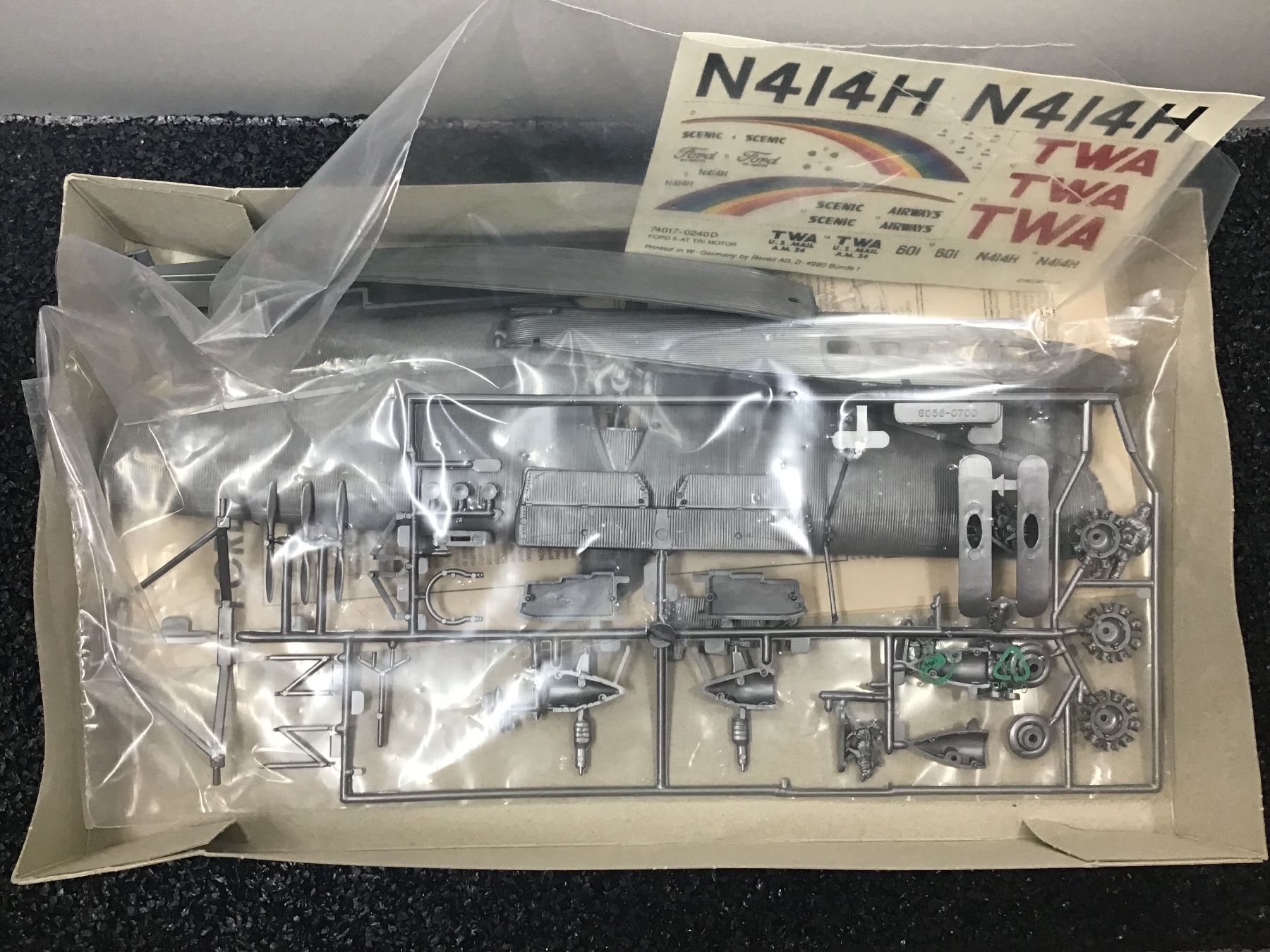 Kit di modellismo & Modellini statici: MONOGRAM FORD 5-ATTRI-MOTOR 1/72 – Usato da Männedorf venduto da Modell-Spezialisten 2