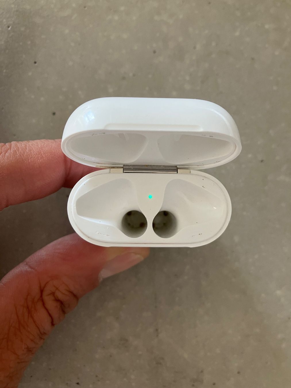 Apple Cuffie: APPLE AIRPODS Case – Usato da Lausanne venduto da mr.v 3