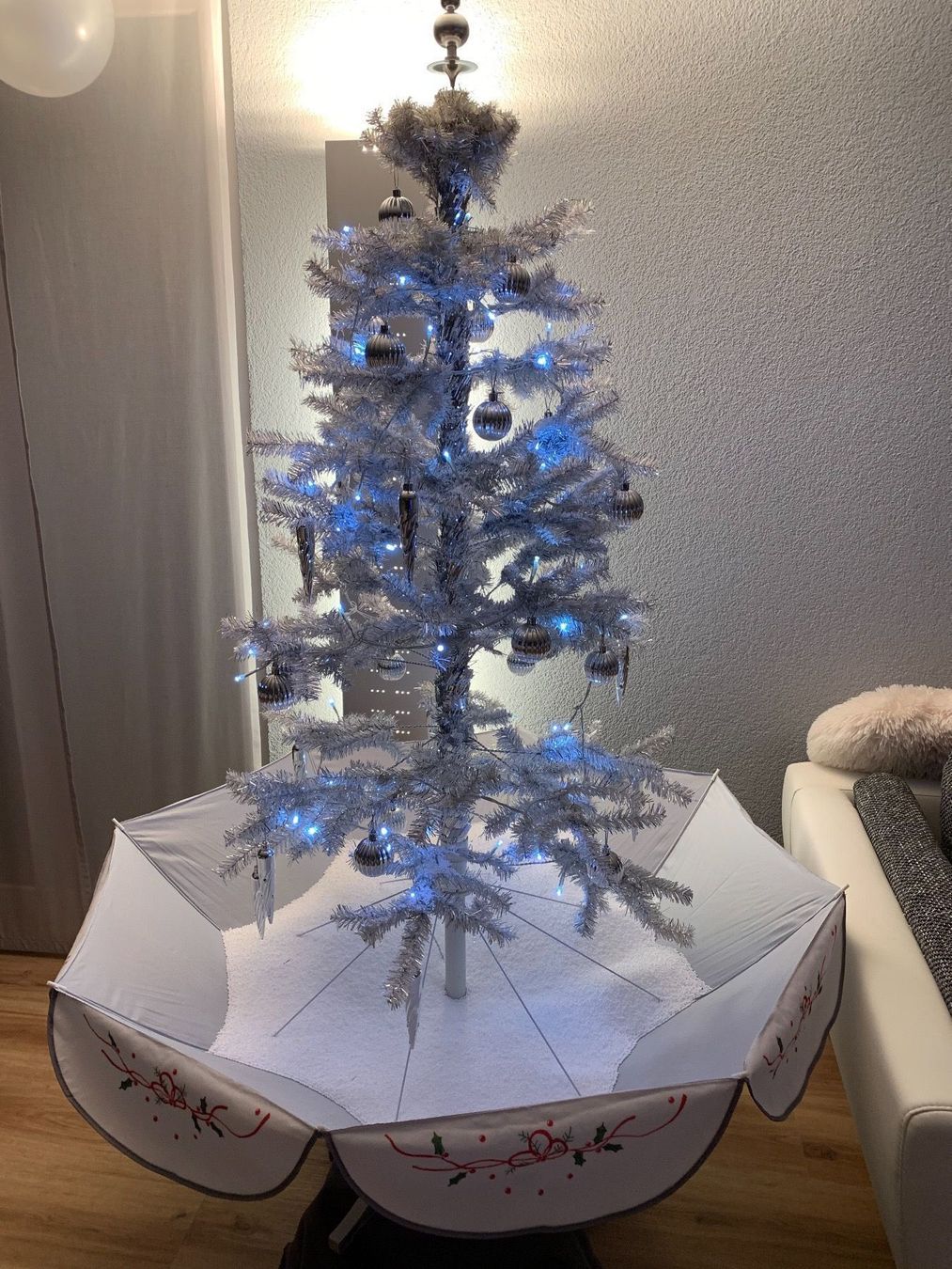 Tutte le decorazioni: Weihnachtsbaum mit Schnee + Beleuchtung – Usato da Aeschi SO venduto da Bluemail 3