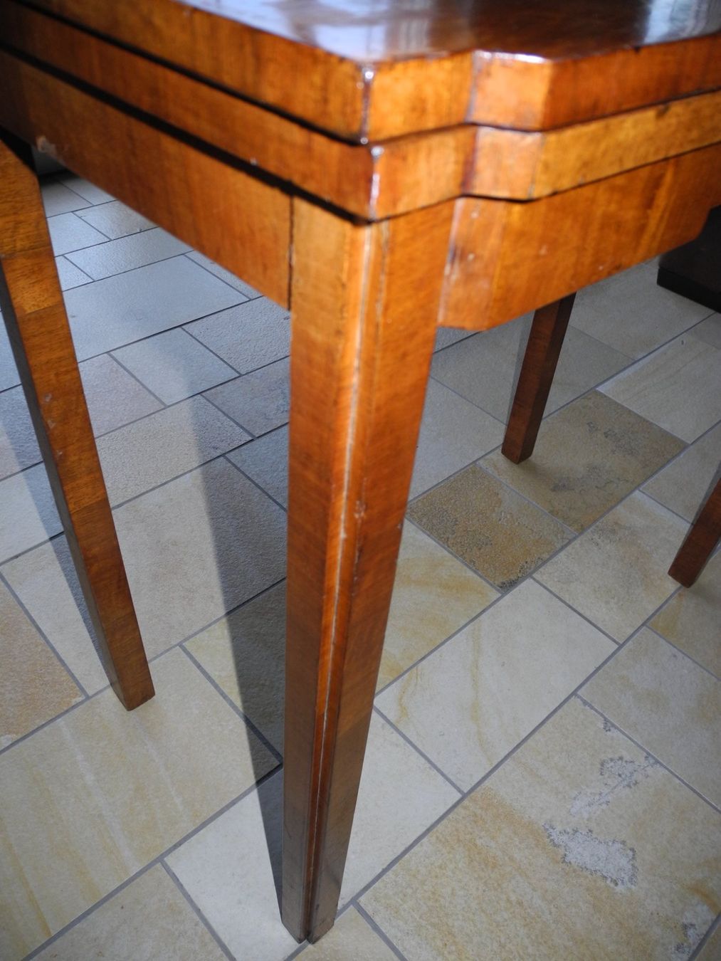 Tische: Antiker Spieltisch klappbar mit Nussbaumfurnier – Gebraucht aus Madiswil von miglan 8