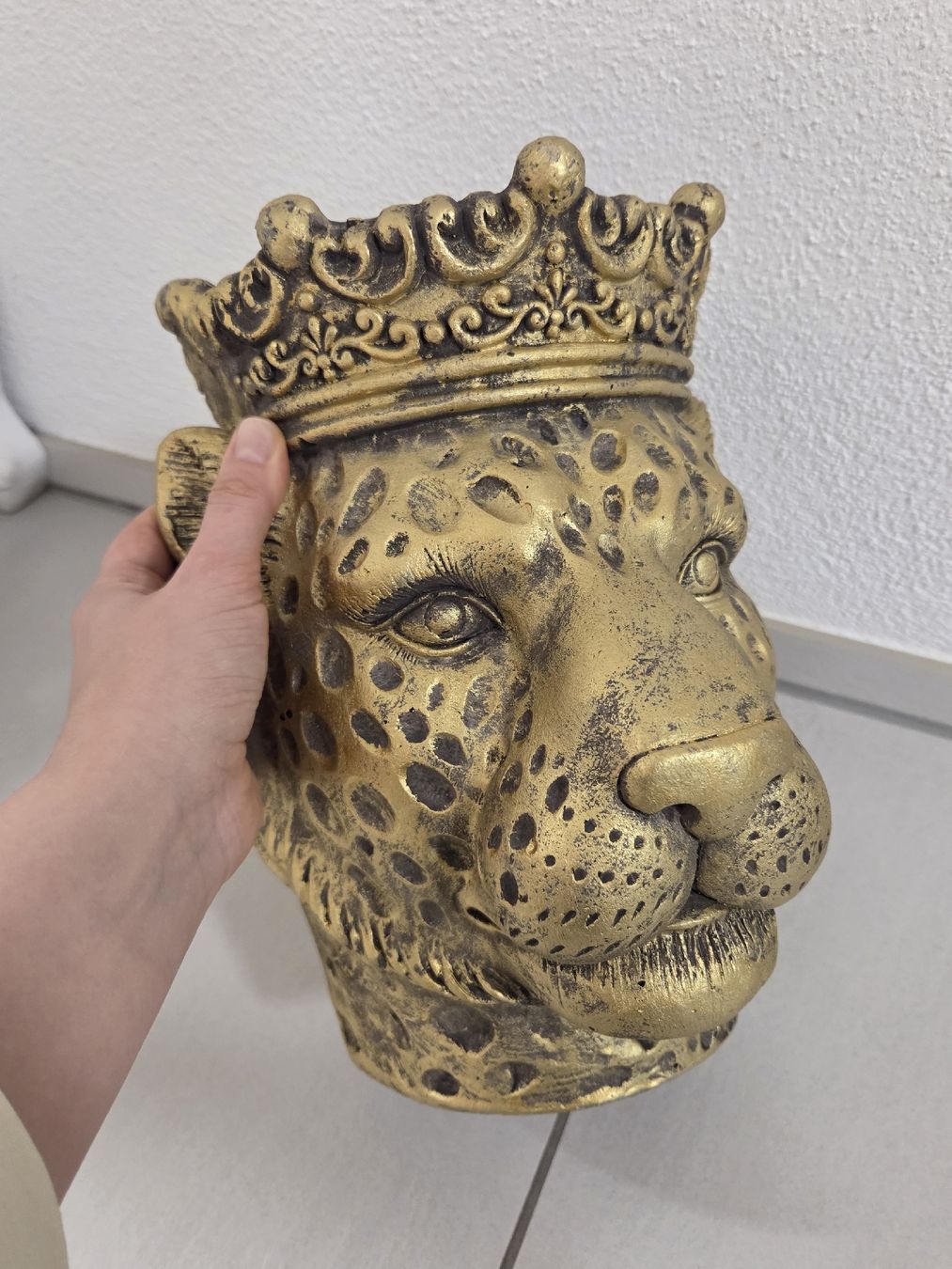 Toutes les décorations: Dekorative Leopard Büste mit Krone, Goldfarben, Topf – Neuf (Voir description) à Bülach par Recherchieren