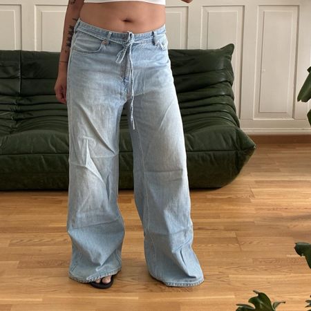 weekday barrique low rise loose wide  jeans - size 28 