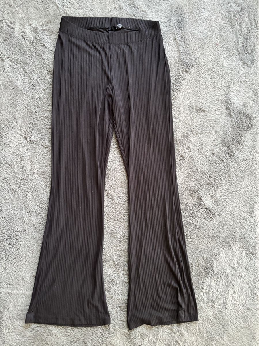 Pieces Leggings: Black ribbed flare pants, size M, good condition – Usato da Wichtrach venduto da Re_Fit