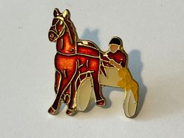 1 Pin Trabrennen Pferd und Fahrer