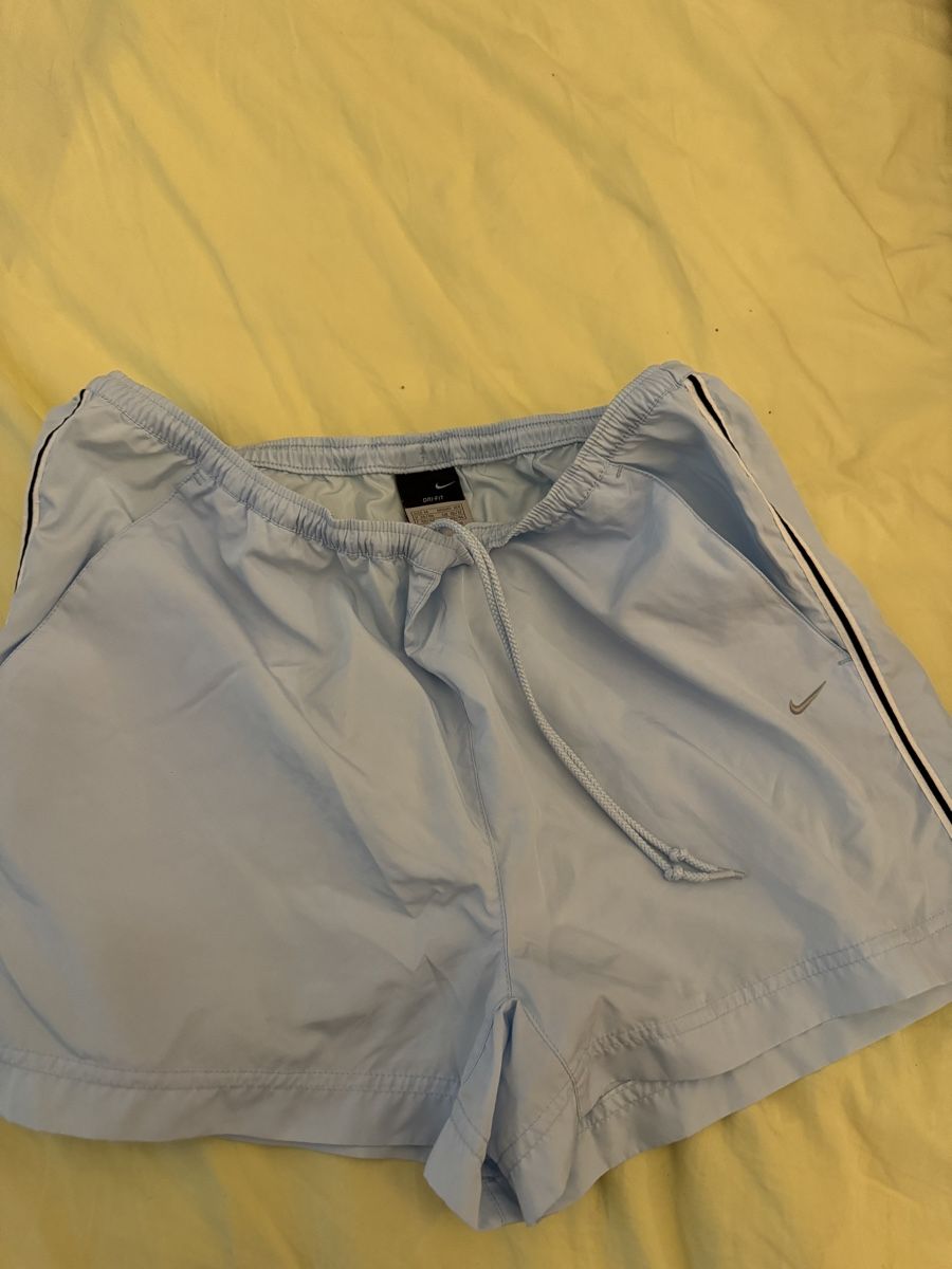 Nike Pantaloni: Nike kurze Hosen Vintage – Usato da Basel venduto da sch_9g6x 4