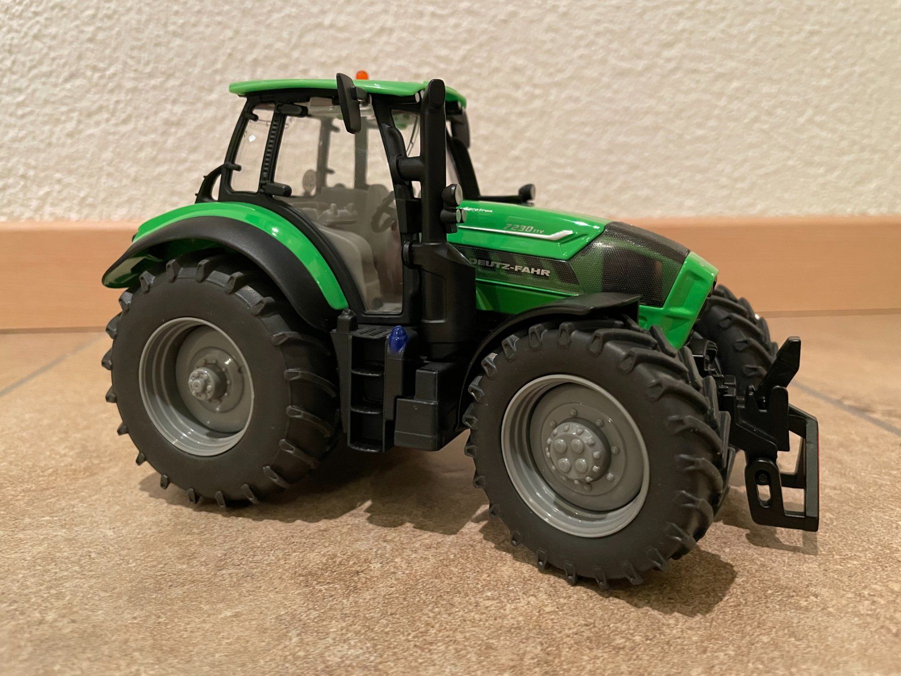 Deutz Trattori: SIKU Deutz Agrotron 7230 TTV – Nuovo e nell'imballaggio originale da Kreuzlingen venduto da Stefan1150 2