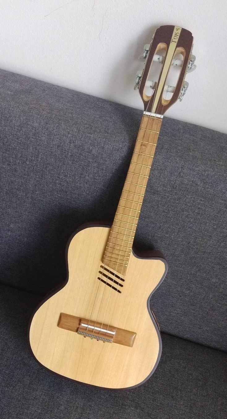 Strumenti musicali: Cavaquinho électro-acoustique – Nuovo e nell'imballaggio originale da Vevey venduto da Djporradao 1