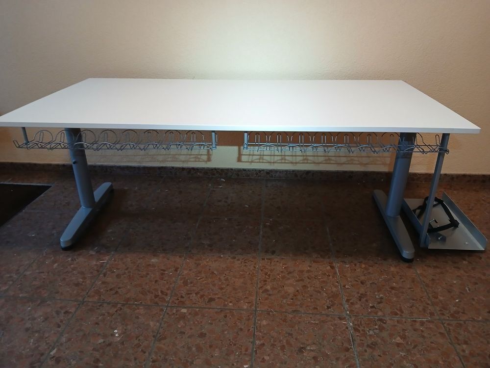 Ikea Scrivanie: IKEA Galant Tisch - Höhenverstellbar – Usato da Aesch LU venduto da Analog557 1