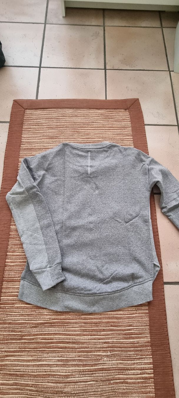 New Balance Canottiere & Pantaloni: Pull woman by New Balance – Usato da Mendrisio venduto da ann_d9pf 3