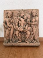 Asiatische Reliefskulptur inkl. Holzkiste - 44x44 Gussstein