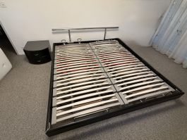 Doppelbett mit Lattenrost und 2 passenden Nachhtischen