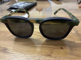 Lunettes à soleil neufs de marque Arthur