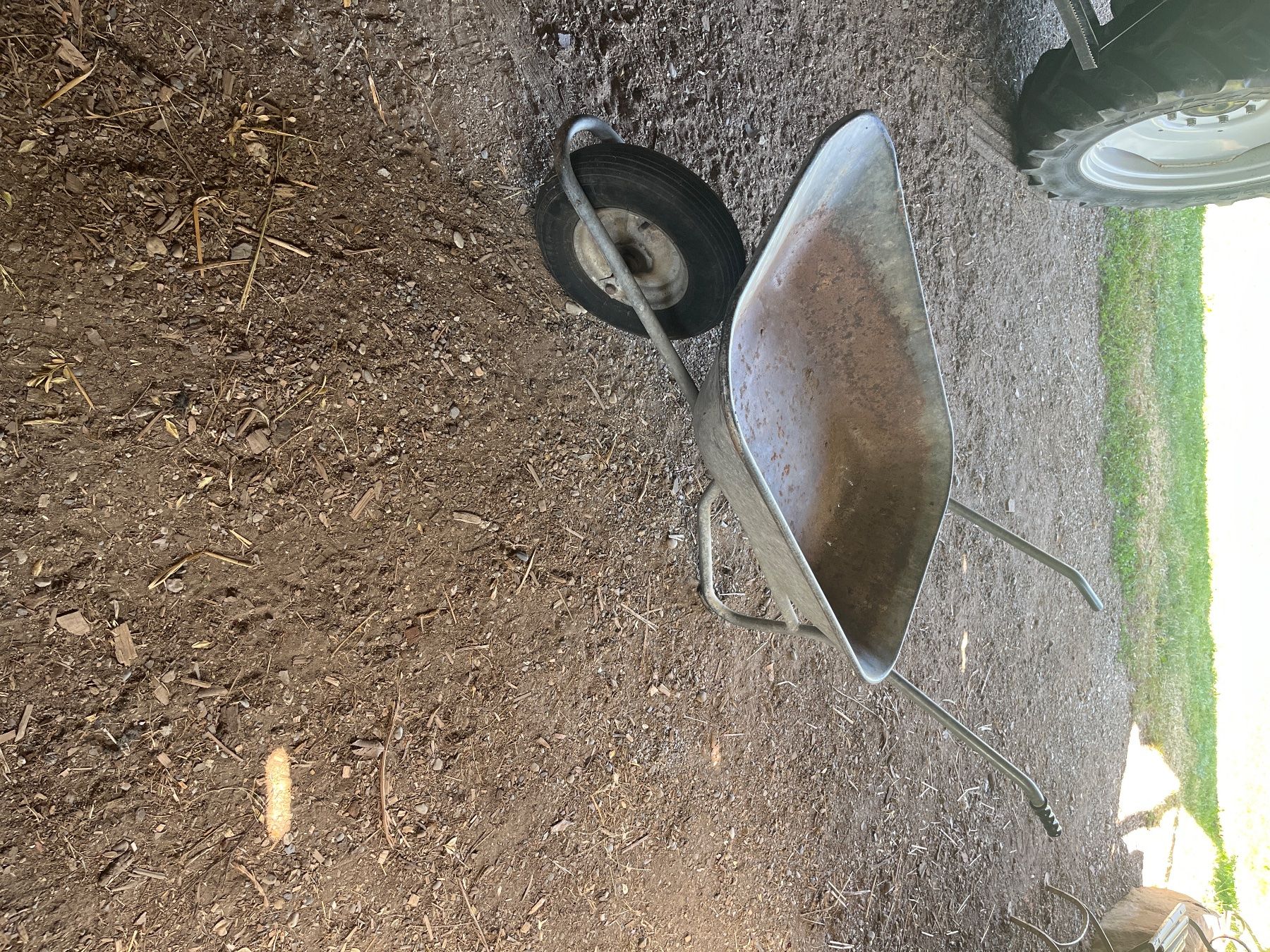 Schubkarren: Schubkarre Metall – Gebraucht aus Bauma von Haarspange