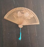 Elegante Vintage Handfächer aus Holz mit blauer Quaste
