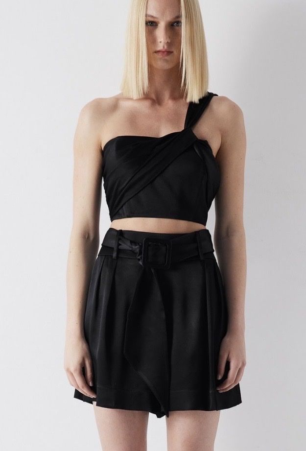 Camicette: Schwarze Crop-Bluse mit asymmetrischen Ärmeln – Nuovo (secondo la descrizione) da Zürich venduto da dil_mdn7 1