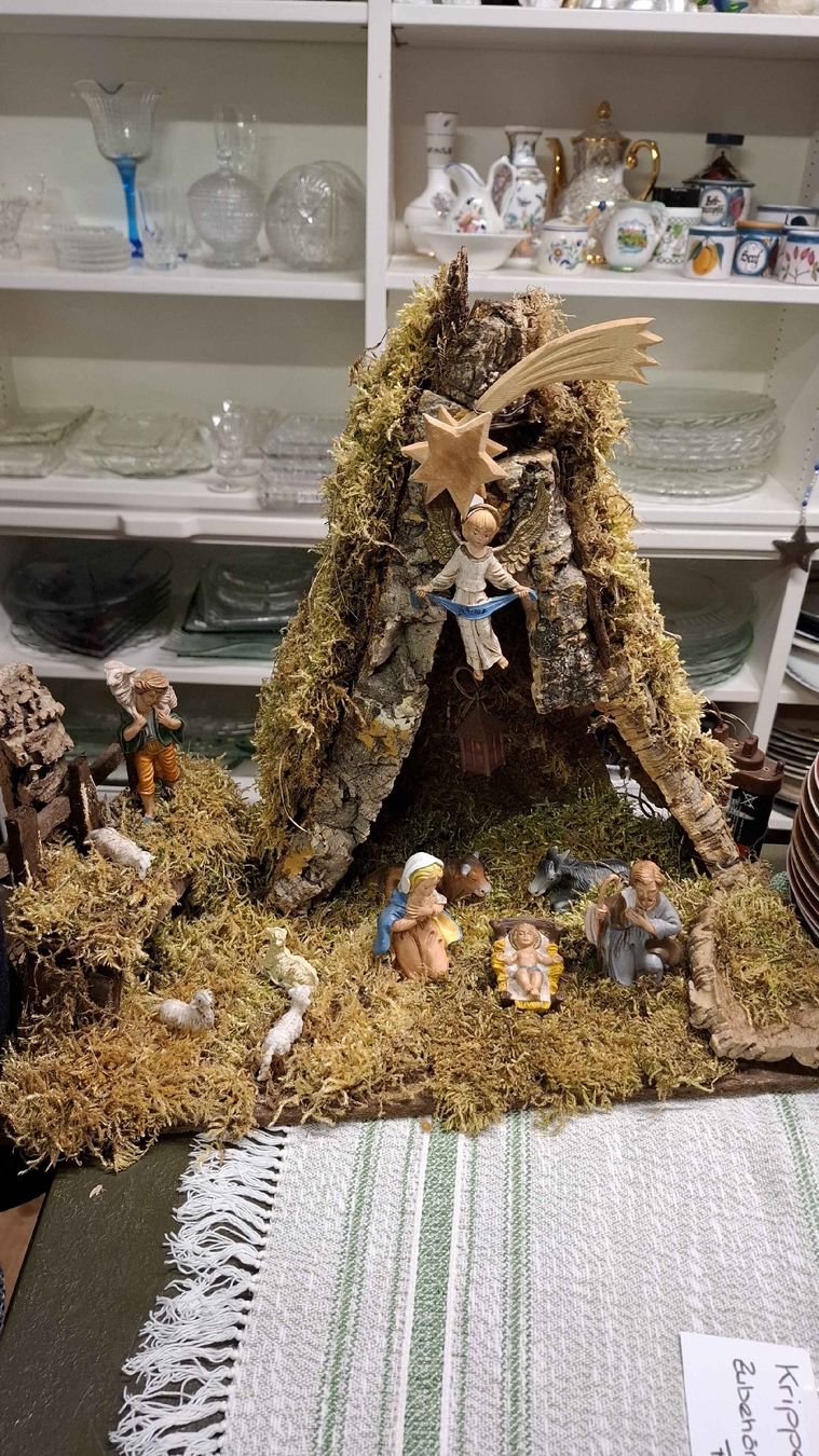 Tutte le decorazioni: Weihnachtskrippe mit Holzstall und Figuren gebraucht – Usato da Wittenbach venduto da ValentinaG
