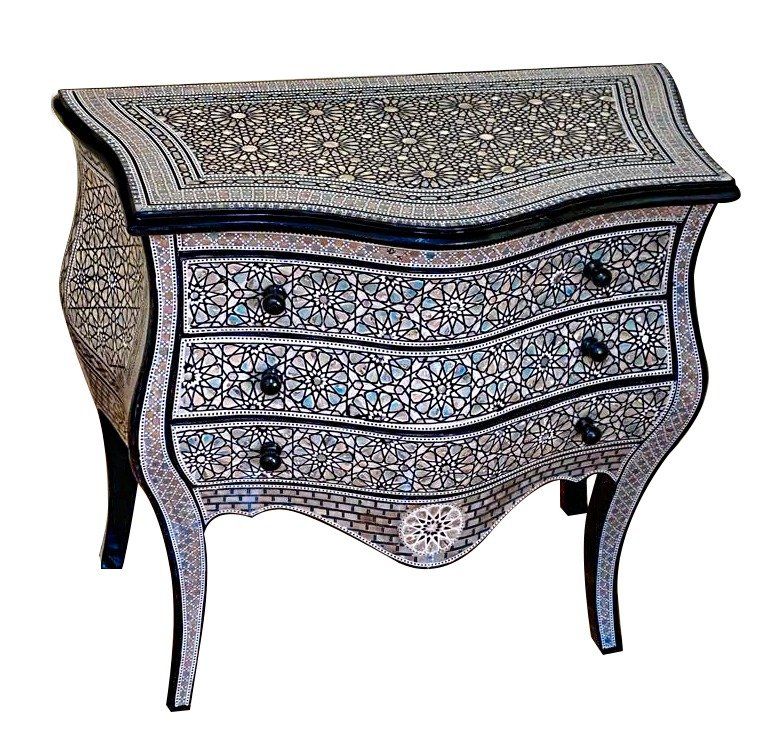 Cassettiere: Commode nacrée de style Louis XV marquetée de nacre. – Usato da geneve venduto da louisart
