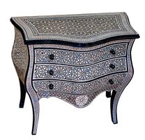 Commode nacrée de style Louis XV marquetée de nacre.