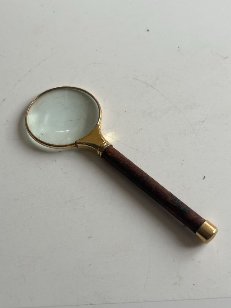 Autres optique: Lupe mit Holzgriff und Messingfassung(S28) – D'occasion à Neuenhof par SchnaeppliAllerlei 1