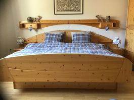 Doppelbett massiv Fichtenholz mit Nachttischen & Umrandung