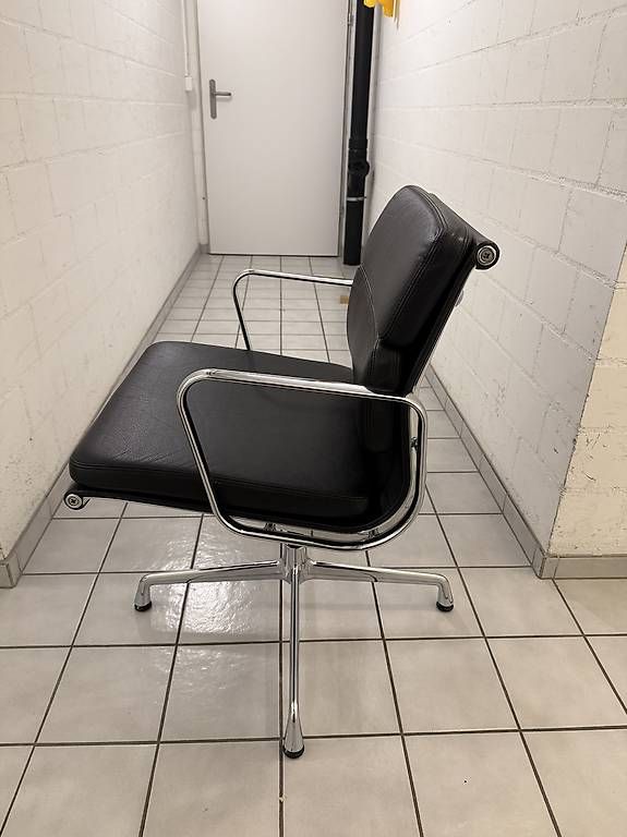 Vitra Chaises: Vitra Eames Soft Pad Chair EA 208 – D'occasion à Frauenfeld par Elooooo 3