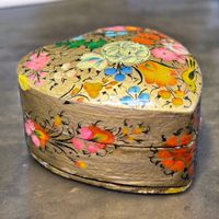 Superbe boîte à bijoux en papier mâché laqué motif peint