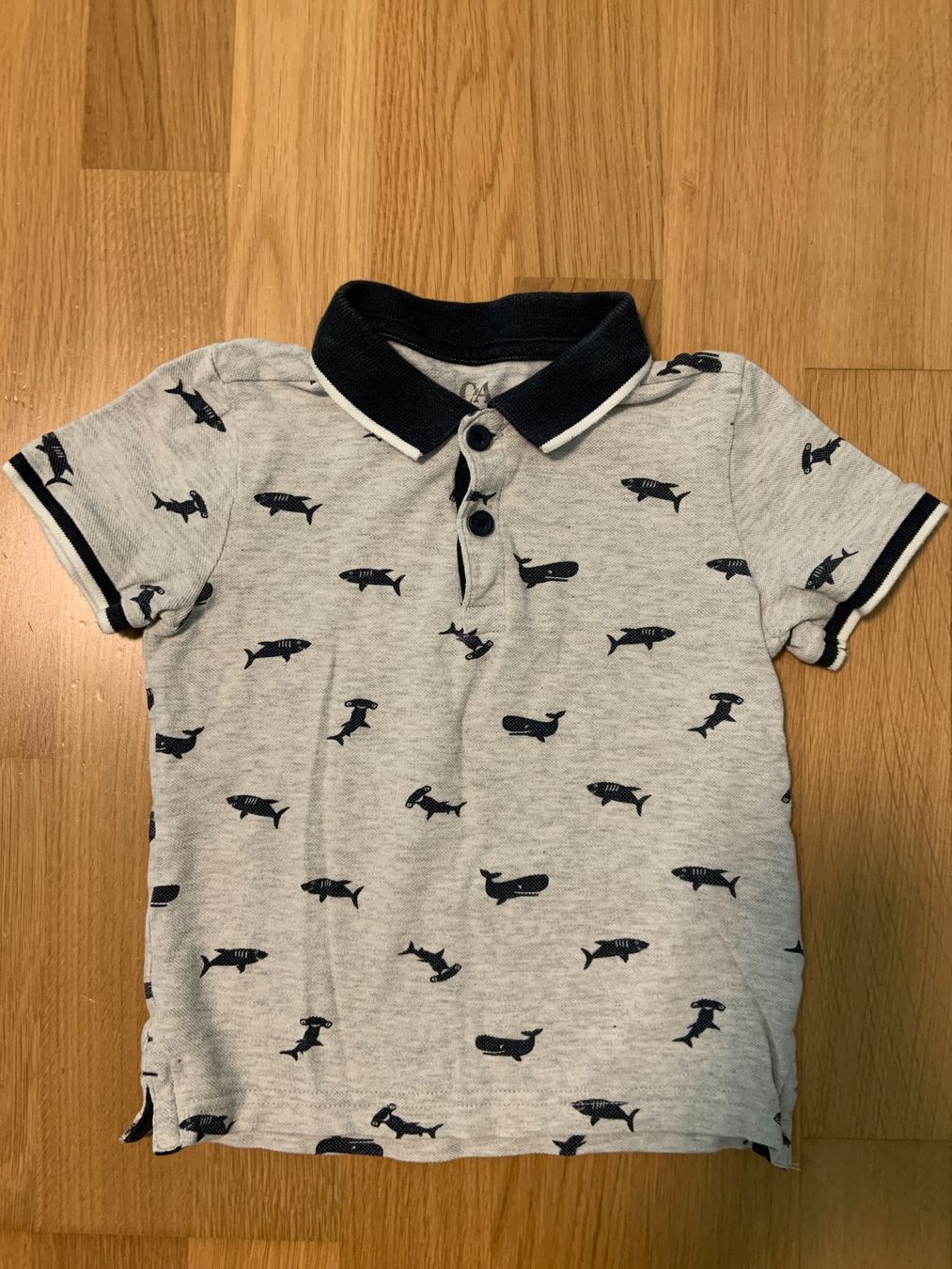 C&A Camicie, T-shirt & Polo: C&A Poloshirt Gr. 110 mit Hai-Muster – Usato da Zürich venduto da bur_6jq9