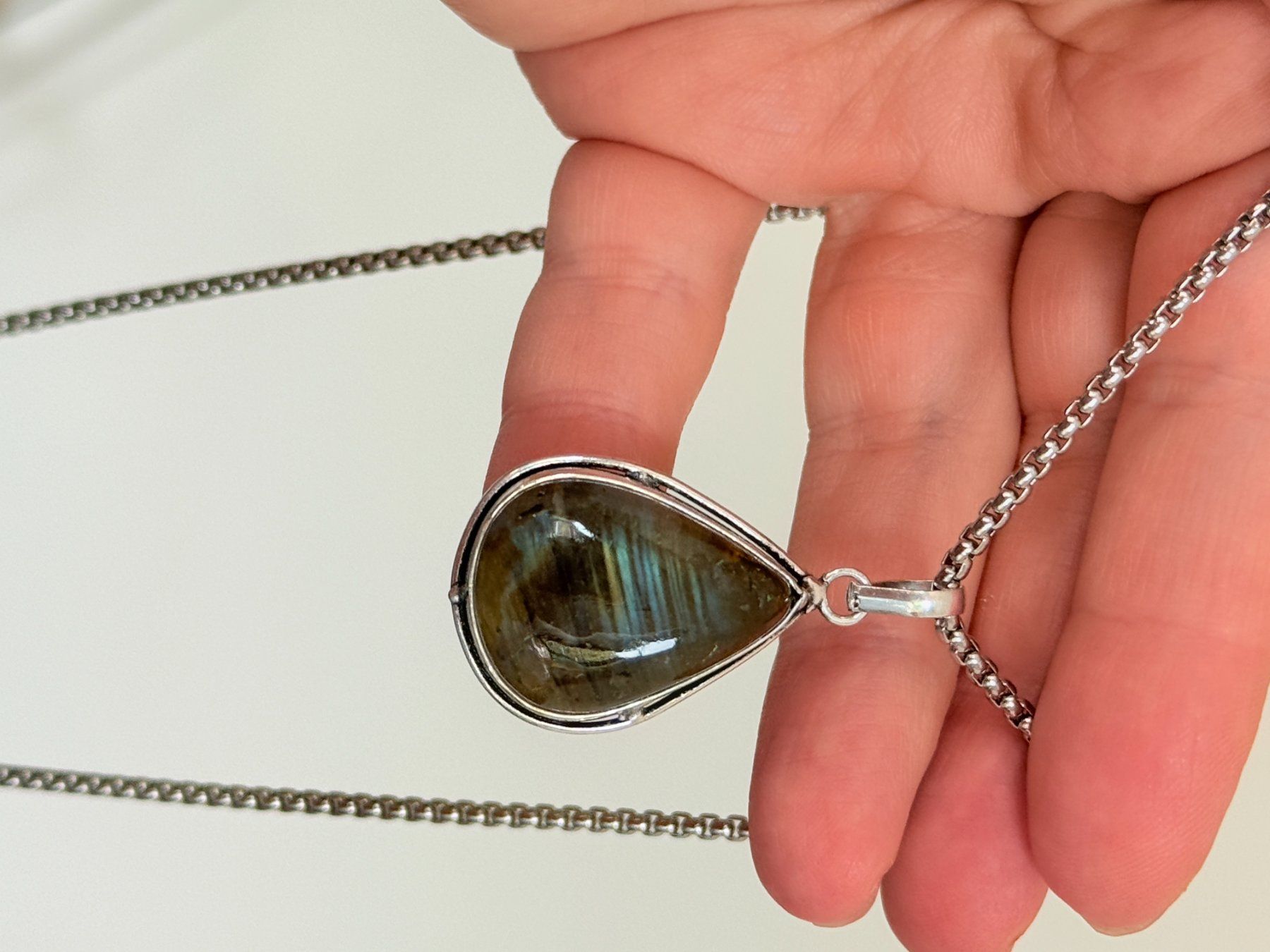 Catenine: Collier avec pendentif labradorite forme goutte – Nuovo e nell'imballaggio originale da Genève venduto da AGBERG 2