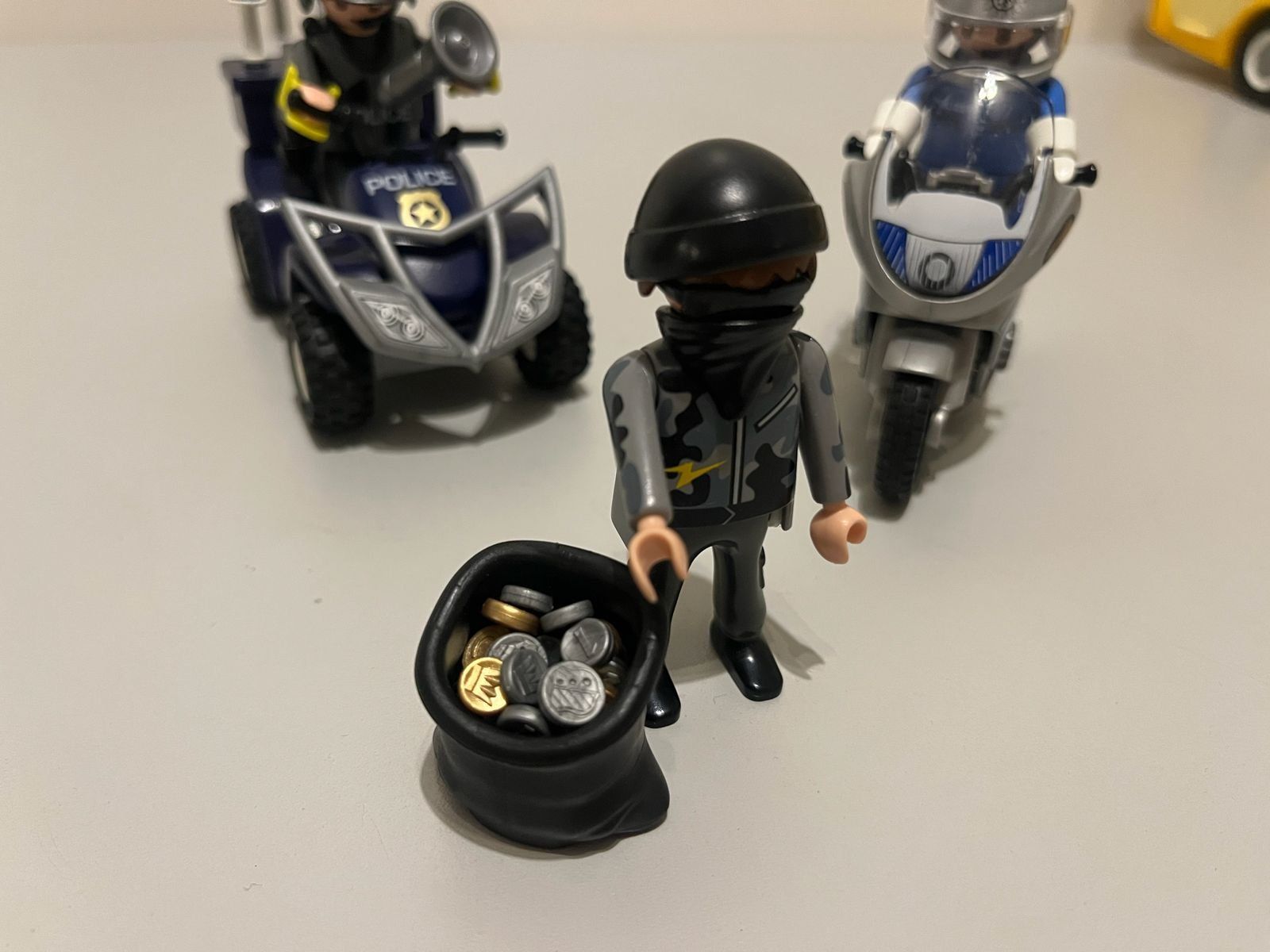 Playmobil Giocattoli: PLAYMOBIL Polizei-Set mit Motorrad, Quad & Einbrecher – Usato da Uffikon venduto da gabu06