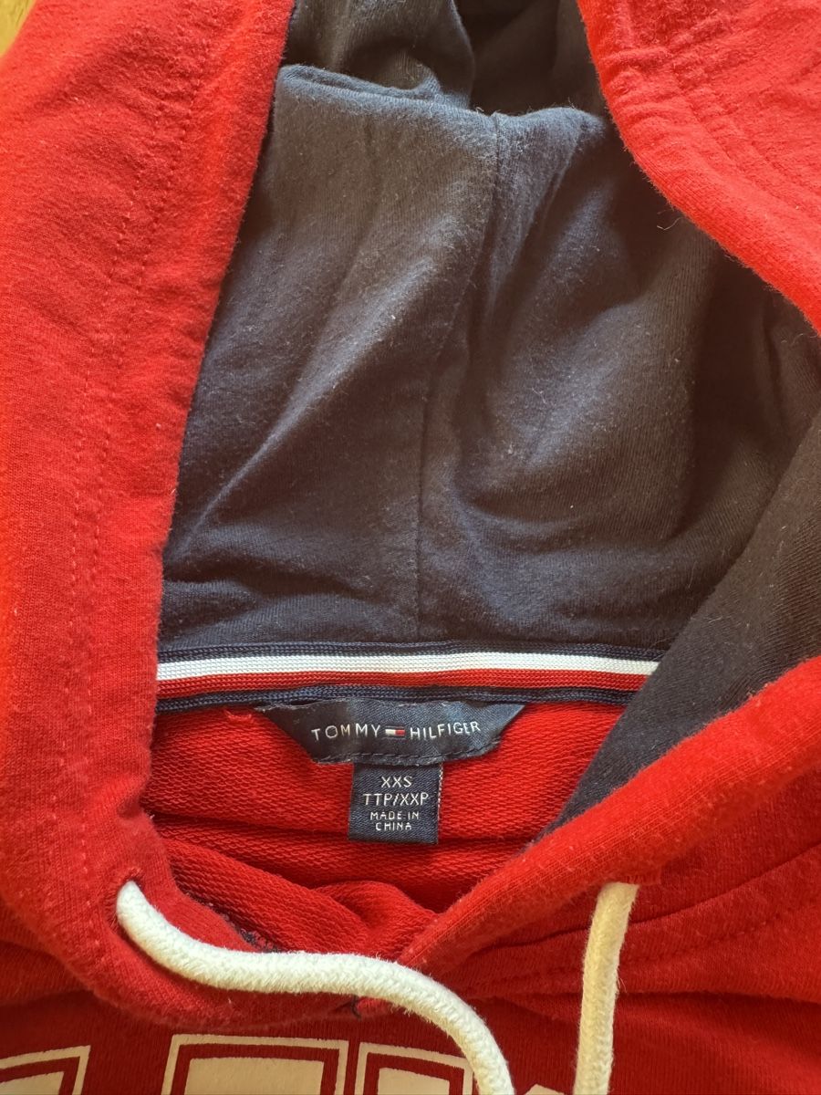 Tommy Hilfiger Pullover & Sweatshirts: Tommy Hilfiger Pullover Kapuze Rot XXS  – Neu (gemäss Beschreibung) aus Liestal von lea_j9xn 2