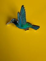Schöner Kolibri Anstecker blau