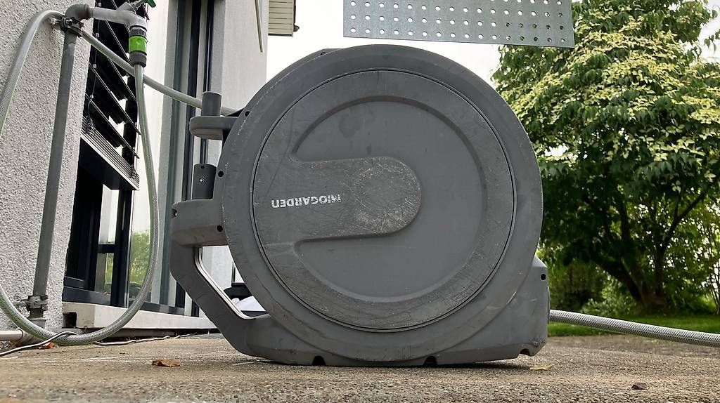 Rohre & Schläuche: Schlauchbox mit Wandhalterung, 25 Meter – Gebraucht aus Seuzach von Dawa72 3