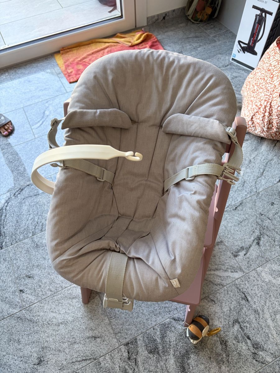 Stokke Bascules & balançoires: Newborn Set mit Spielzeughalter Light Grey – D'occasion à Bütschwil par Fdu_9606
