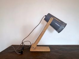 Tischlampe aus Holz und Metall