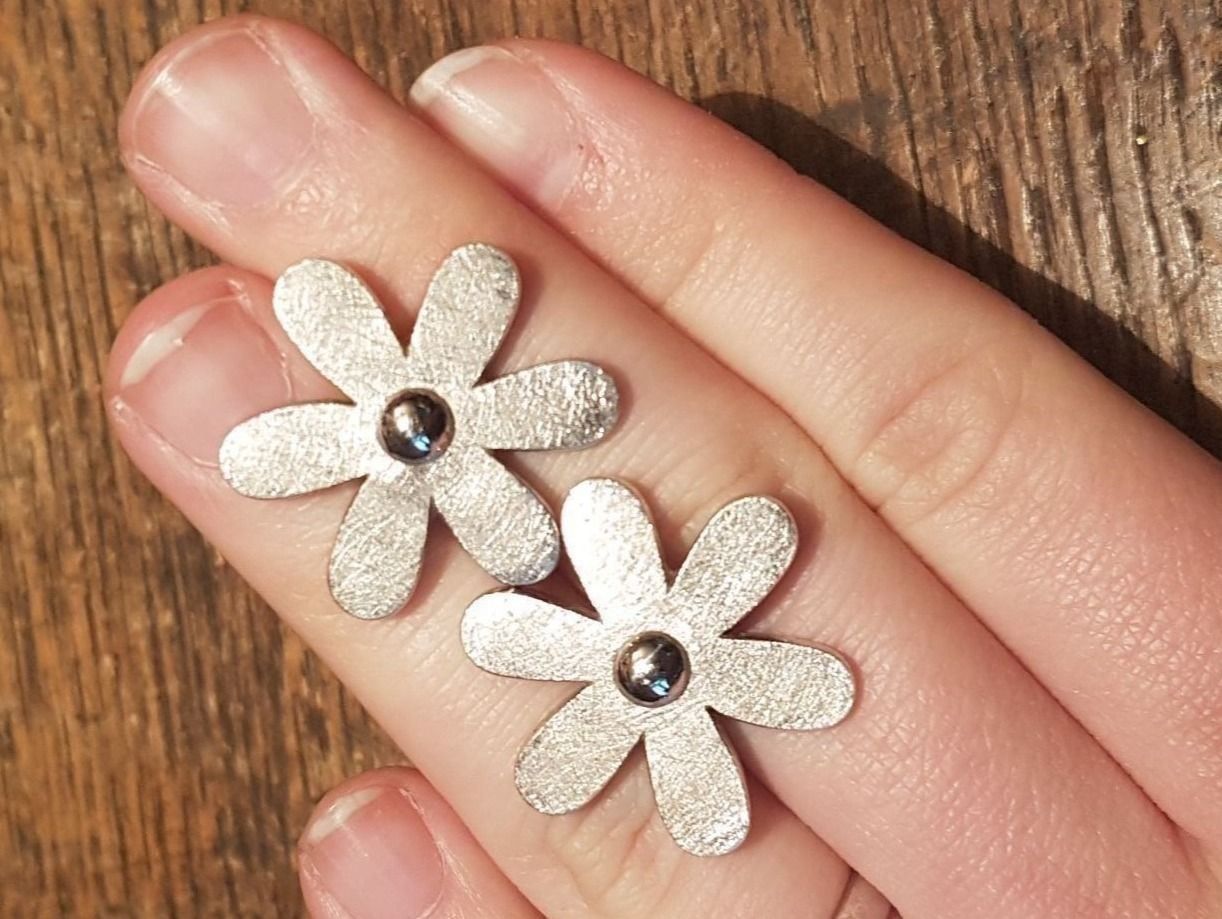 Orecchini pendenti & Orecchini a lobo: Süsse Blumen Ohrstecker aus 18 Karat – Nuovo (secondo la descrizione) da Unterägeri venduto da Altgoldschmuck 2