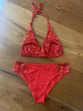 Knallrotes Bikini mit paillettes