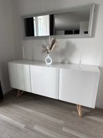 Weiss Hochglanz Schubladen-Element mit Holzfüssen, modern