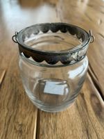 Schönes Teelicht aus Glas mit Muster und Griff / Dekoration