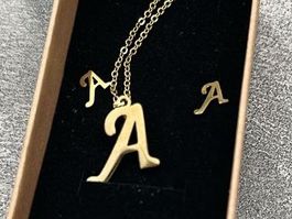 Goldenes Schmuckset mit Buchstaben-Anhänger - Neuwertig