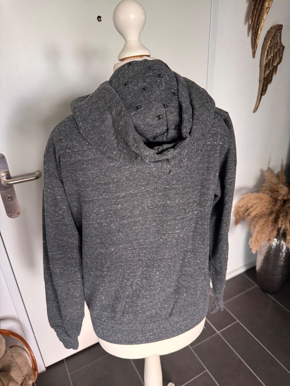 Champion Pullover & Sweatshirts: Warmer Pullover Hoodie Champion Grau melliert Gr. S – Gebraucht aus Rothrist von Fondgruebe 2