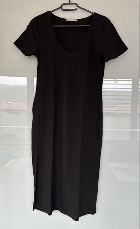 Robe noire d'été, côtelée, taille M/L - Élégante et chic!