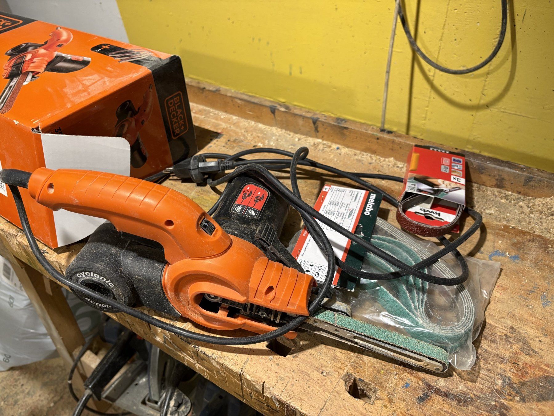Schleifen & Polieren: Bandschleifmaschine 13mm von Black & Decker – Gebraucht aus Oberbipp von Rjupiter