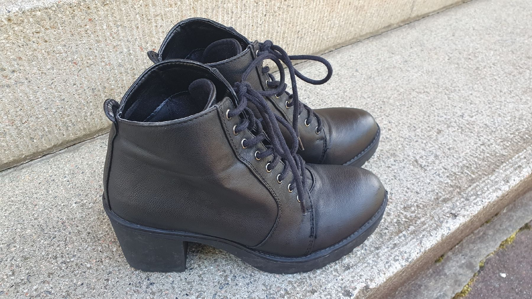 Scarpe da donna: Bottines lacets noires, taille 38 – Usato da St-Imier venduto da Faca02