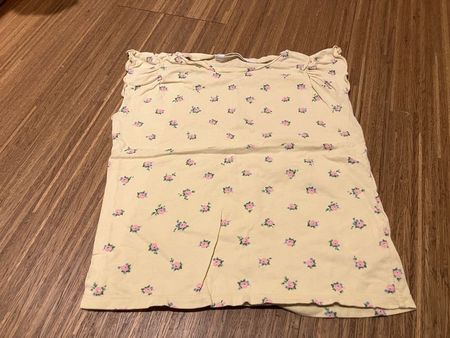 Süsses, gelbes T-Shirt mit Blumenmuster, Grösse 122/128, H&M