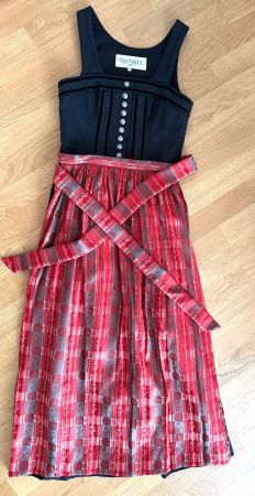 Dirndl & 3 Blusen & 3 Schürzen
