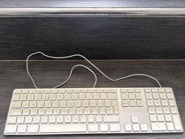 Original Apple Keyboard / Tastatur mit Kabel Farbe weiss