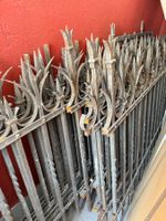 Antike schmiedeeiserne Zaunelemente mit Spitzen