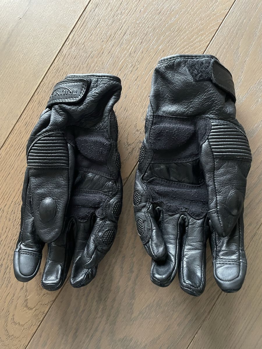 HJC Caschi & visiere: HJC Motorradhelm mit Triumph Handschuhe, Schwarz – Usato da Zürich venduto da jwiet 7